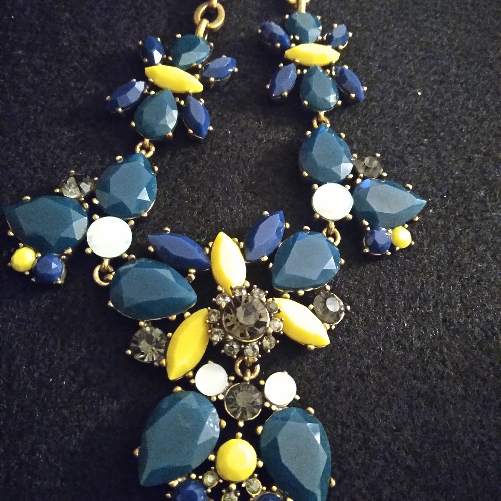 J. CREW GOLDTONE STATEMENT NECKLACE.